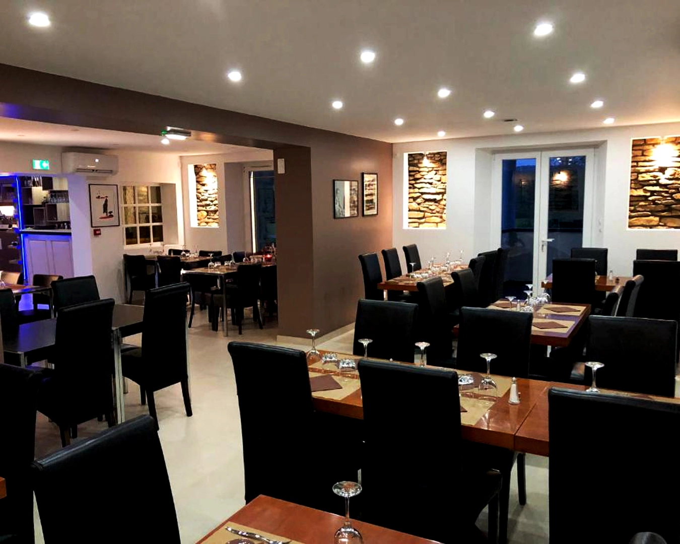 Salle élégante d’un restaurant à Montbéliard en Bourgogne-Franche-Comté, décor moderne et chaleureux, tables soigneusement dressées pour un dîner gastronomique dans un hôtel restaurant réputé, idéal pour repas en amoureux, repas d’affaires ou événements privés.