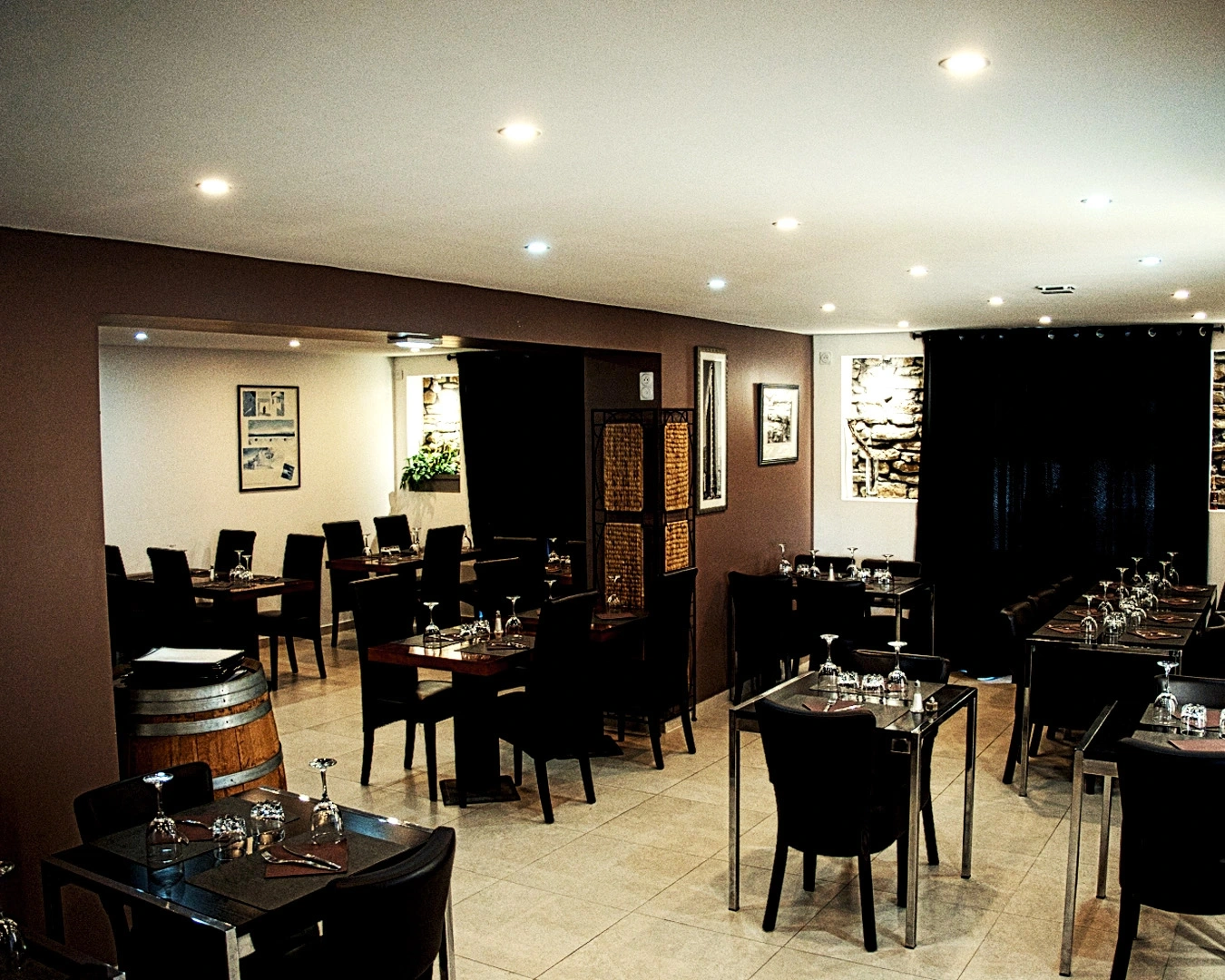 Salle élégante d’un restaurant à Montbéliard en Bourgogne-Franche-Comté, décor moderne et chaleureux, tables soigneusement dressées pour un dîner gastronomique dans un hôtel restaurant réputé, idéal pour repas en amoureux, repas d’affaires ou événements privés.