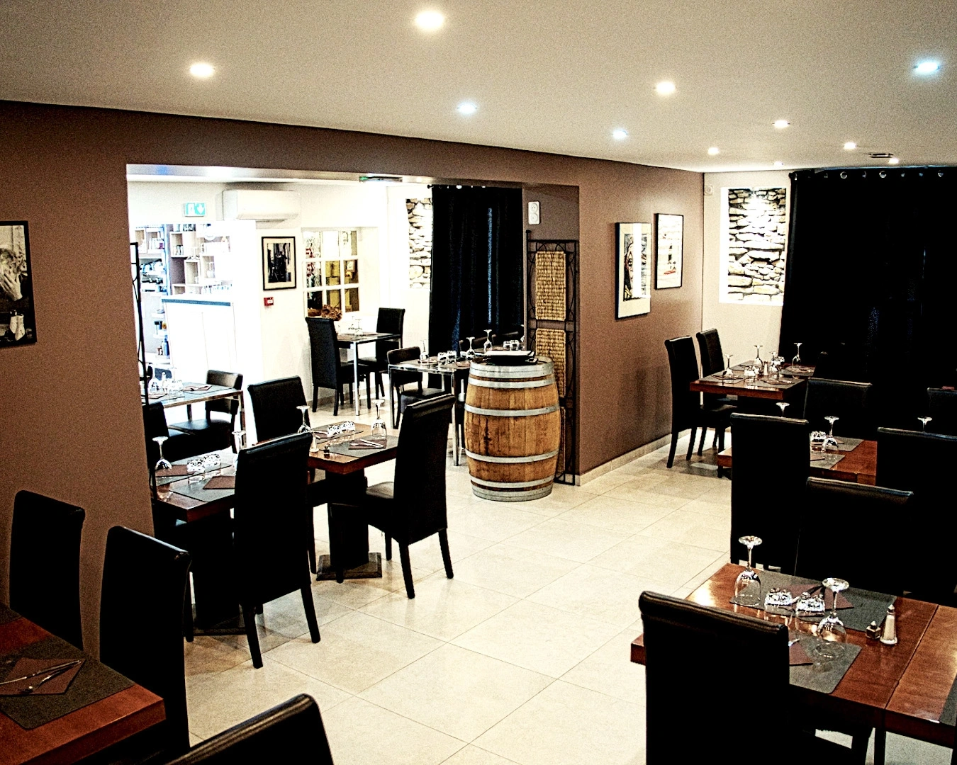 Salle élégante d’un restaurant à Montbéliard en Bourgogne-Franche-Comté, décor moderne et chaleureux, tables soigneusement dressées pour un dîner gastronomique dans un hôtel restaurant réputé, idéal pour repas en amoureux, repas d’affaires ou événements privés.